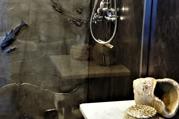 Badkamer in Veneziaans marmerstuc met 3D vissen op douchewand