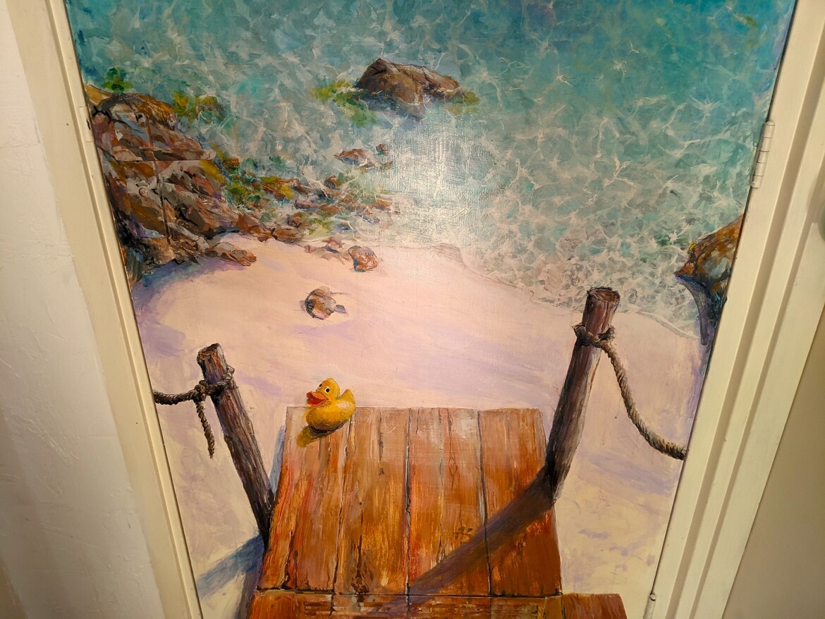 Beschilderde deur met zeegezicht