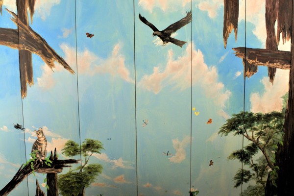 Plafondschildering met kapot dak, een roofvogel die op een kat loert, die op een zwaluw loert die...